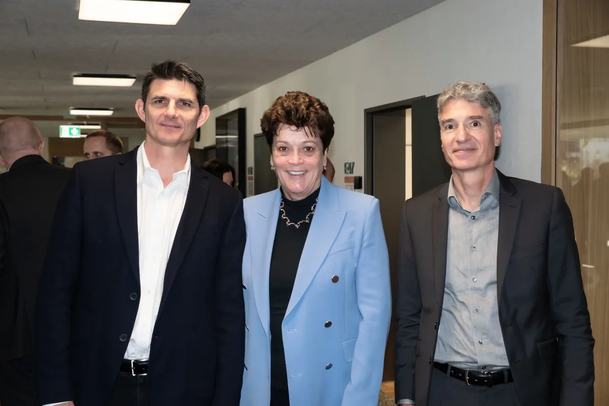 Haben das neue Schulhaus eingeweiht: Rektor Marco Fonti, Bildungsdirektorin Silvia Steiner und Kantonsbaumeister Beat Pahud (von links). Von links: Rektor Marco Fonti, Bildungsdirektorin Silvia Steiner und Kantonsbaumeister Beat Pahud.